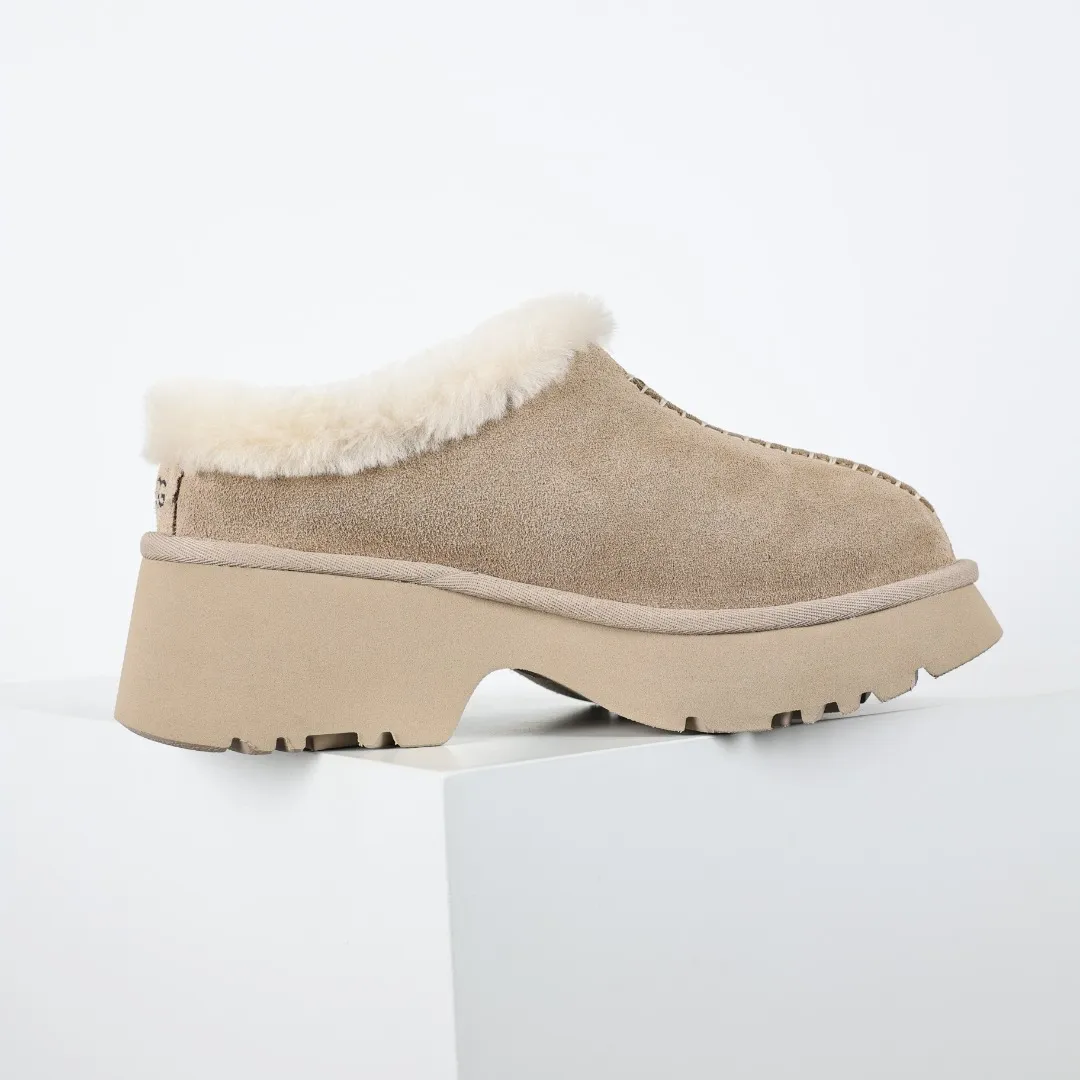 Pick up locally 💰560 Core recommended good price It is a very suitable choice for home use. In recent years, uug has launched a series of styles, which are partially geared towards the preferences of young consumers and have also moved to the forefront of fashion trends. Shoe body material: water-repellent coated suede upper, 17 mm UGGPURE™ implantable wool insole, lightweight non-slip and comfortable rubber outsole, with brand LOGO and trademark, with full packaging Size: 35 36 37 38 39 40